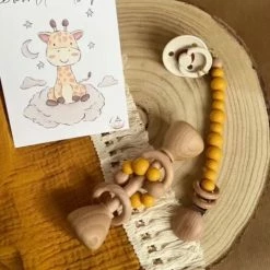 Petit Adventures Speenkoord Met Houten Rammelaar Okergeel - Gift Set 8 Petit Adventures Speenkoord Met Houten Rammelaar Okergeel - Gift Set -grijp-bijtspeelgoed Verkoopwinkel 472x840 8