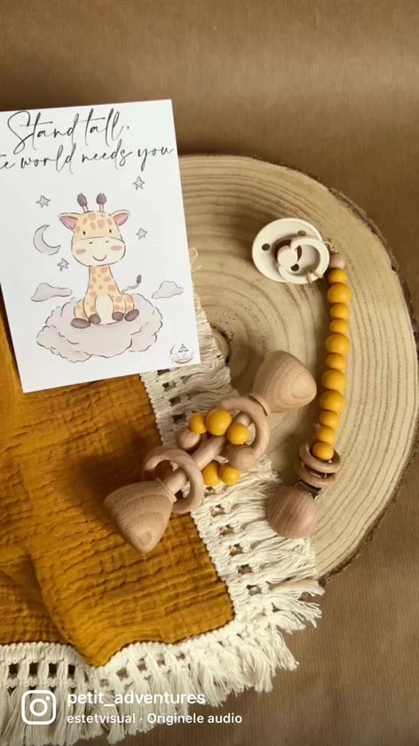 Petit Adventures Speenkoord Met Houten Rammelaar Okergeel - Gift Set 4 Petit Adventures Speenkoord Met Houten Rammelaar Okergeel - Gift Set - Afbeelding 2