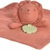 Tikiri Safari: KNUFFELDOEKJE In Biologisch Katoen, Rood - LEEUW Met Bijtring In Natuurlijk Rubber 30x30cm, Op Kaart, 0+ -grijp-bijtspeelgoed Verkoopwinkel 550x208