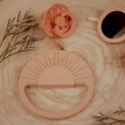 MONKIEZZ® Bijtring Zon | Blush | Zacht Roze | Babyspeelgoed | Kinderspeelgoed | Kraamcadeau -grijp-bijtspeelgoed Verkoopwinkel 550x366 131