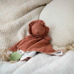 Tikiri Safari: KNUFFELDOEKJE In Biologisch Katoen, Rood - LEEUW Met Bijtring In Natuurlijk Rubber 30x30cm, Op Kaart, 0+ 8 Tikiri Safari: KNUFFELDOEKJE In Biologisch Katoen, Rood - LEEUW Met Bijtring In Natuurlijk Rubber 30x30cm, Op Kaart, 0+ -grijp-bijtspeelgoed Verkoopwinkel 550x366 31