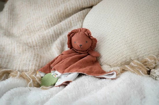 Tikiri Safari: KNUFFELDOEKJE In Biologisch Katoen, Rood - LEEUW Met Bijtring In Natuurlijk Rubber 30x30cm, Op Kaart, 0+ 5 Tikiri Safari: KNUFFELDOEKJE In Biologisch Katoen, Rood - LEEUW Met Bijtring In Natuurlijk Rubber 30x30cm, Op Kaart, 0+ - Afbeelding 3