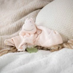 Tikiri Safari: KNUFFELDOEKJE In Biologisch Katoen, Roze - NIJLPAARD Met Bijtring In Natuurlijk Rubber 30x30cm, Op Kaart, 0+ -grijp-bijtspeelgoed Verkoopwinkel 550x366 68