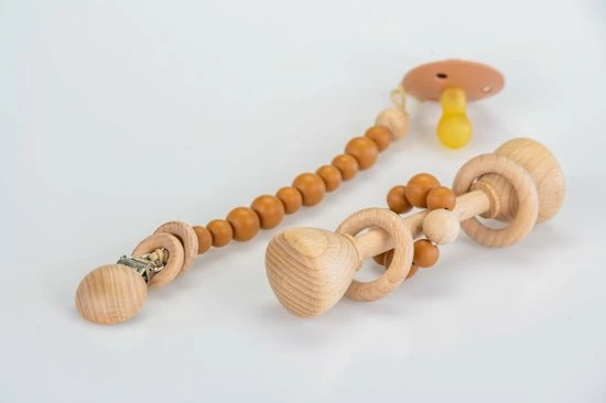 Petit Adventures Speenkoord Met Houten Rammelaar Cognac - Gift Set 3 Petit Adventures Speenkoord Met Houten Rammelaar Cognac - Gift Set