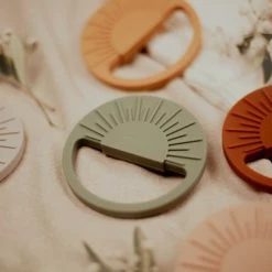 MONKIEZZ® Bijtring Zon | Mustard | Oker Geel | Baby Speelgoed | Kinderspeelgoed | Kraam Cadeau -grijp-bijtspeelgoed Verkoopwinkel 550x366 89