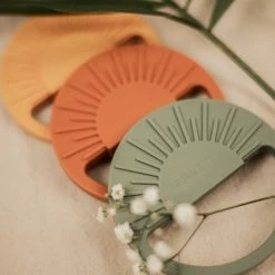 MONKIEZZ® Bijtring Zon | Mustard | Oker Geel | Baby Speelgoed | Kinderspeelgoed | Kraam Cadeau -grijp-bijtspeelgoed Verkoopwinkel 550x366 90