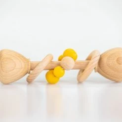 Petit Adventures Speenkoord Met Houten Rammelaar Okergeel - Gift Set 9 Petit Adventures Speenkoord Met Houten Rammelaar Okergeel - Gift Set -grijp-bijtspeelgoed Verkoopwinkel 550x366 99