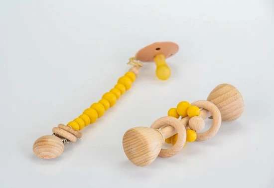 Petit Adventures Speenkoord Met Houten Rammelaar Okergeel - Gift Set 3 Petit Adventures Speenkoord Met Houten Rammelaar Okergeel - Gift Set