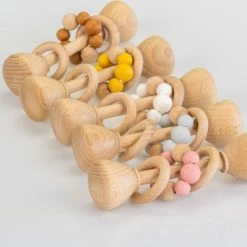 Petit Adventures Speenkoord Met Houten Rammelaar Okergeel - Gift Set 11 Petit Adventures Speenkoord Met Houten Rammelaar Okergeel - Gift Set -grijp-bijtspeelgoed Verkoopwinkel 550x379 2