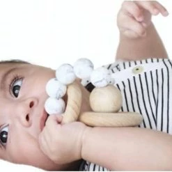 Chewies & More Rammelaar Hout Met Kralen Oker 30. Oker -grijp-bijtspeelgoed Verkoopwinkel 550x511 1