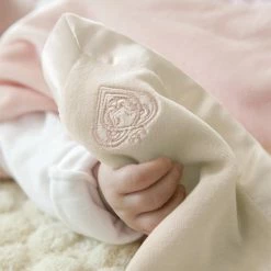 Prince Lionheart Silkies | Comforter | Zacht Plush & Satin Trim | Tactile Stimulatie | Net Geboren, Baby & Kleuter | Wasbaar - Créme -grijp-bijtspeelgoed Verkoopwinkel 550x550 274
