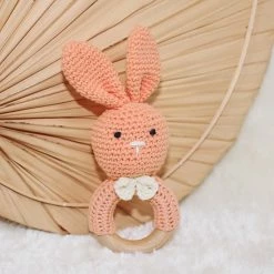 Luppa Rammelaar Konijn - Houten Rammelaar - Speelgoed - Kraamcadeau - Zalm