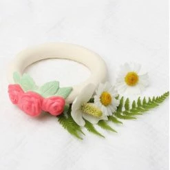 Bijtring: Rozenknopjes | A Little Lovely Company 17 Bijtring: Rozenknopjes | A Little Lovely Company -grijp-bijtspeelgoed Verkoopwinkel 550x575 3