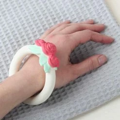 Bijtring: Rozenknopjes | A Little Lovely Company 14 Bijtring: Rozenknopjes | A Little Lovely Company -grijp-bijtspeelgoed Verkoopwinkel 550x577 4