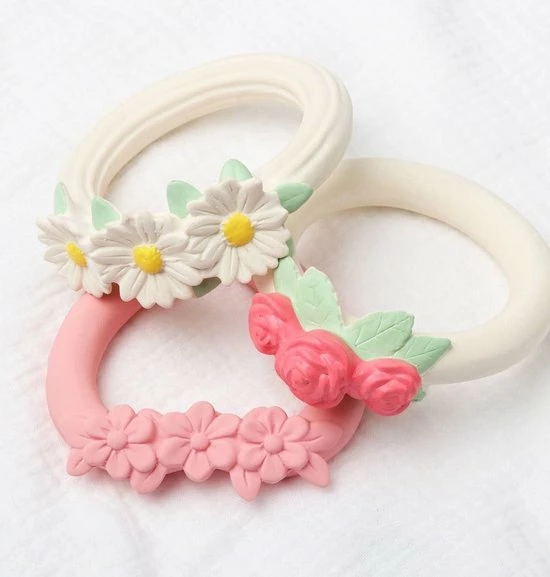 Bijtring: Rozenknopjes | A Little Lovely Company 6 Bijtring: Rozenknopjes | A Little Lovely Company - Afbeelding 4