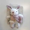 Threadbear Rammelaar: KONIJN Ecru H22cm, Gebreid In Eco Katoen, Op Hangkaart 14,25x17cm, 0+ -grijp-bijtspeelgoed Verkoopwinkel 550x588 2