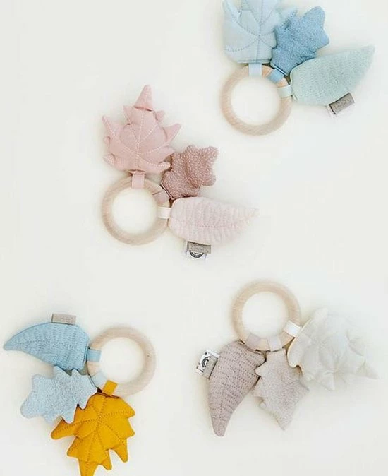 CamCam Copenhagen Cam Cam Copenhagen Leaves Rammelaar Caramel 4 CamCam Copenhagen Cam Cam Copenhagen Leaves Rammelaar Caramel - Afbeelding 2