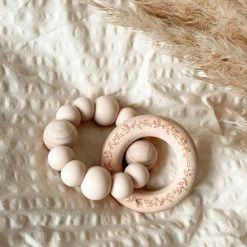 Chewies & More Engraved Leaf Bijtring Pale Pink