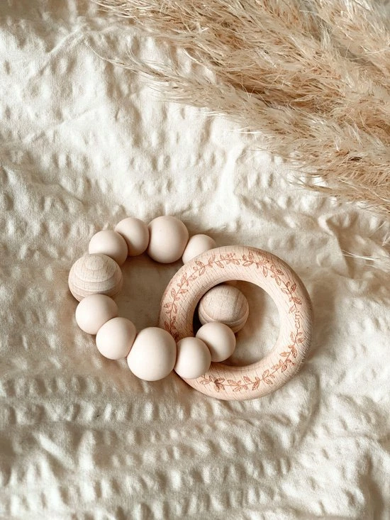 Chewies & More Engraved Leaf Bijtring Pale Pink 3 Chewies & More Engraved Leaf Bijtring Pale Pink