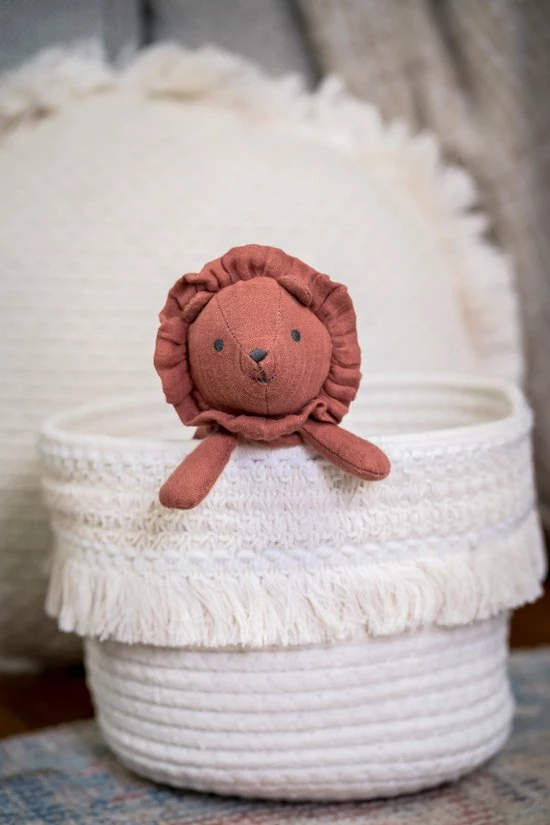 Tikiri Safari: KNUFFELDOEKJE In Biologisch Katoen, Rood - LEEUW Met Bijtring In Natuurlijk Rubber 30x30cm, Op Kaart, 0+ 6 Tikiri Safari: KNUFFELDOEKJE In Biologisch Katoen, Rood - LEEUW Met Bijtring In Natuurlijk Rubber 30x30cm, Op Kaart, 0+ - Afbeelding 4